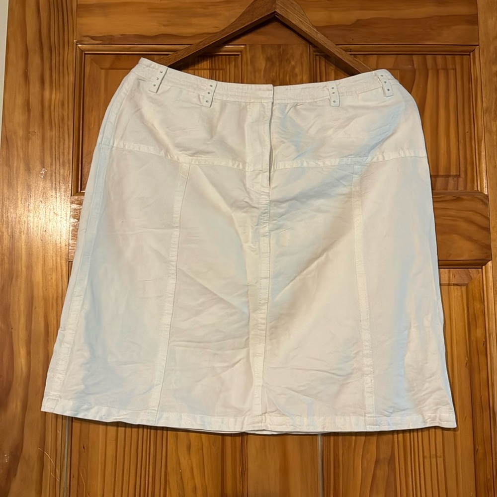 Above knee white cotton skirt with rinestone like detail on belt loop